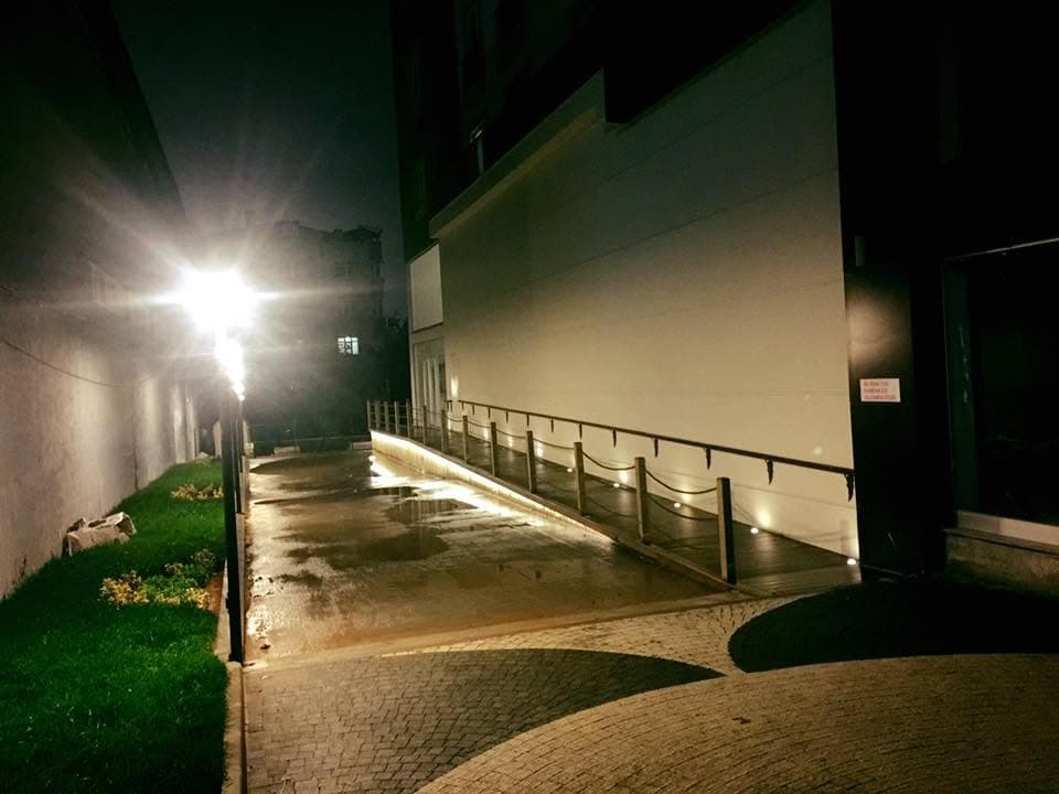 Cadde Rezidans Mahmutbey — giriş rampası, gece