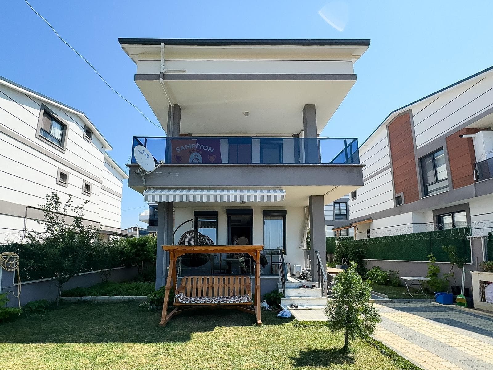 Yeni Çiftlikte 300 M2 Arsa İçerisinde Satılık Villa - Fotoğraf 1