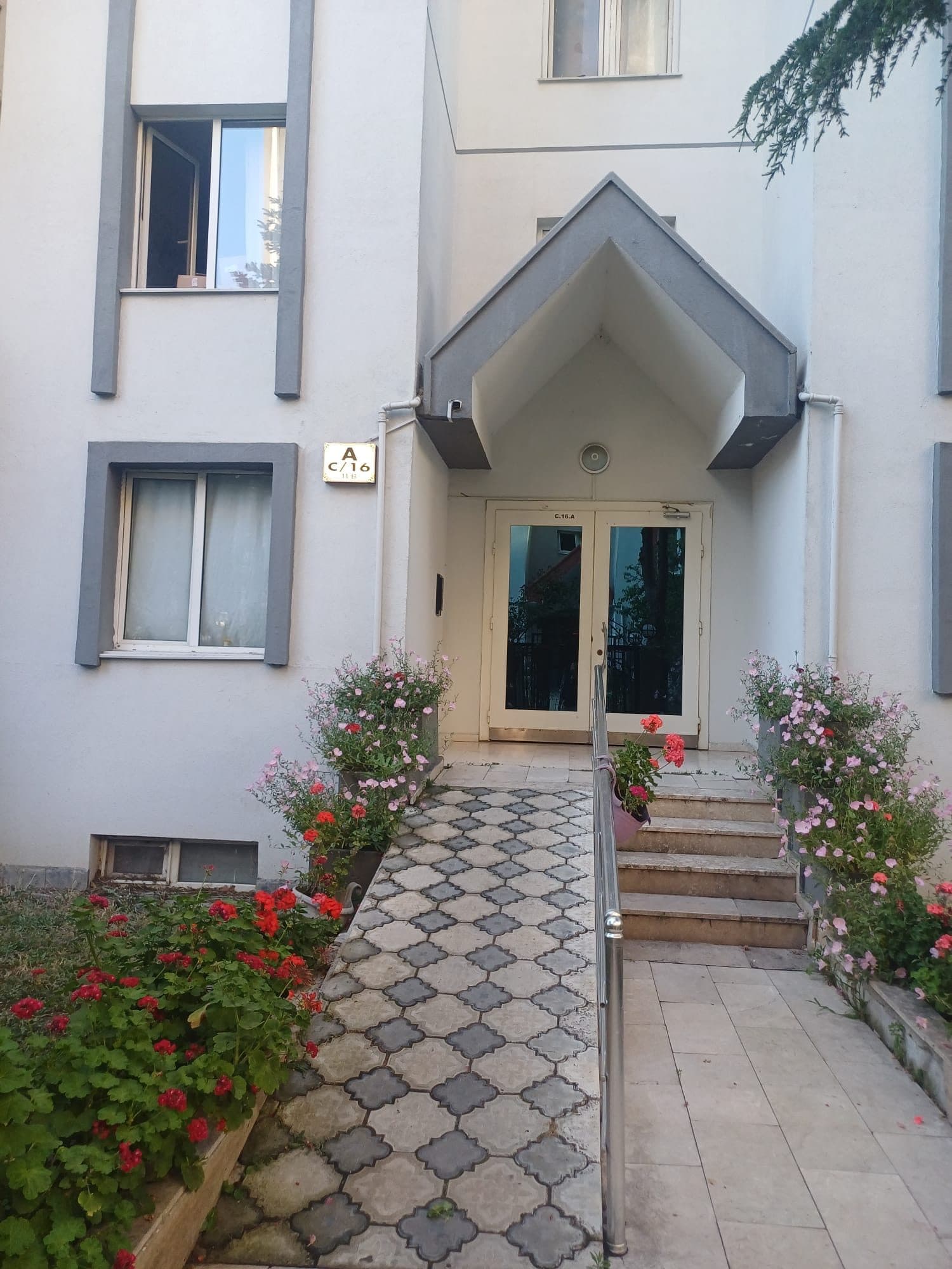 Esenkent'in Merkezinde Cadde Üzeri Mükemmel Konum 2+1 - Fotoğraf 1