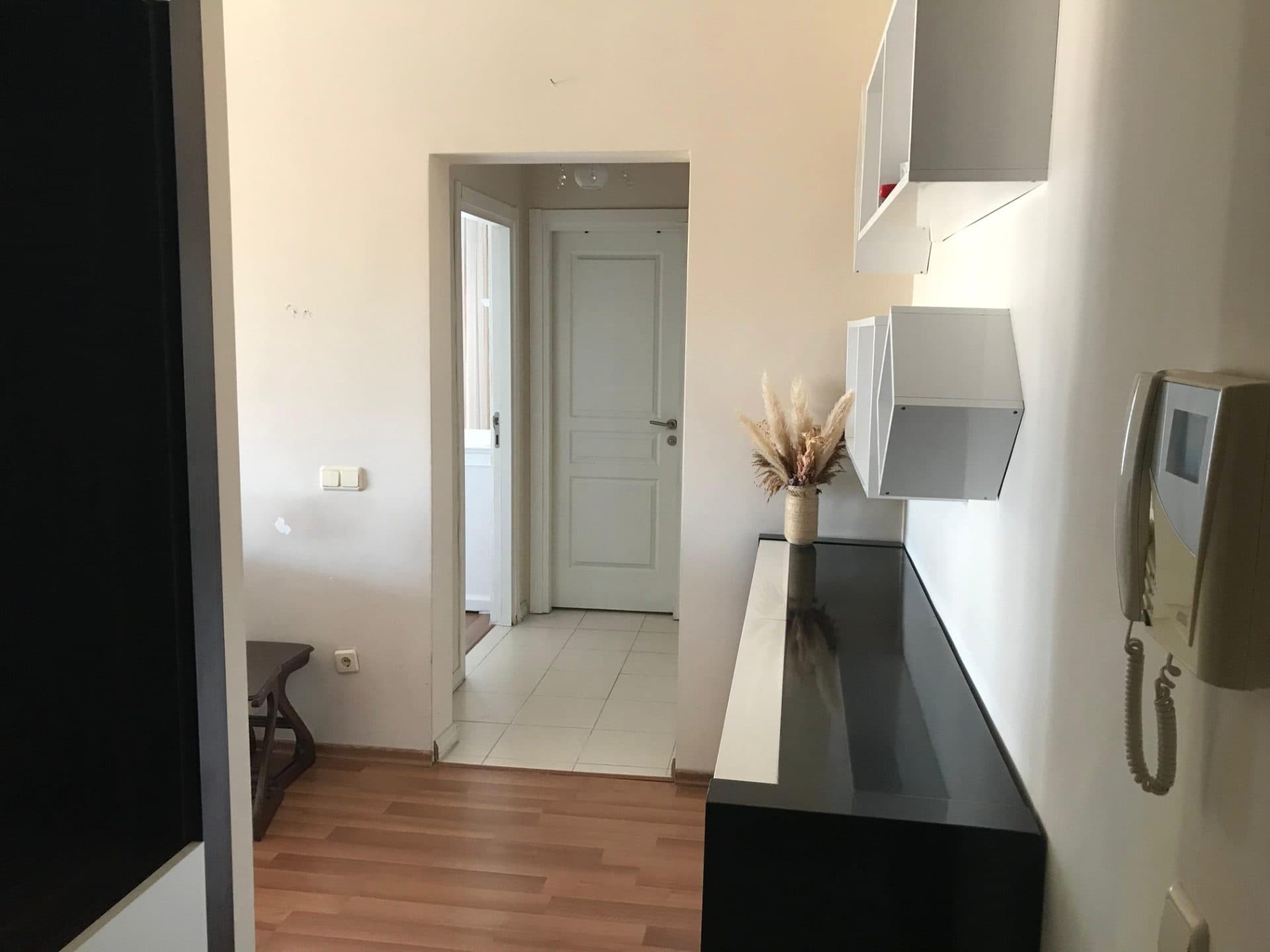 Göl Manzaralı Yatırımlık Hazır Kiracılı Köşe 1+1