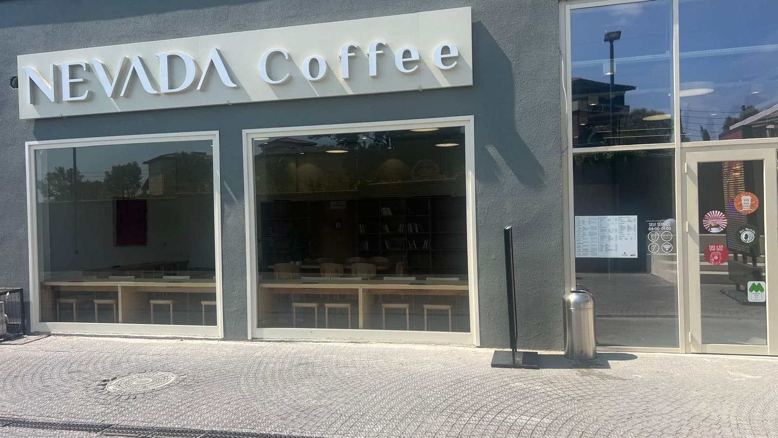 Toskana Villarında Göl Manzaralı Cafe Restaurant - Fotoğraf 1